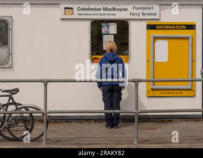 Fionnphort, Isle of Mull, Schottland, Vereinigtes Königreich. 6. Juni 2023 Touristenüberprüfungszeiten der Fähren von Fionnphort zur Insel Iona, Schottland Stockfoto