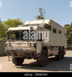 Dunvegan, Isle of Skye, Schottland, Vereinigtes Königreich. 5. Juni 2023 Ein Geländewagen für Touren und Camping, der Dunvegan auf der Isle of Skye, schottischen Inseln, verlässt. Stockfoto