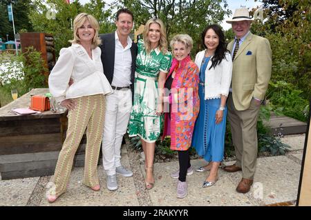 3. Juli 2023 East Molesey, Surrey, Großbritannien. Anthea Turner, Brendan Cole, Charlotte Hawkins, Gloria Hunniford, Chinghe Huang & Johnny Ball an der 2023 RHS H Stockfoto