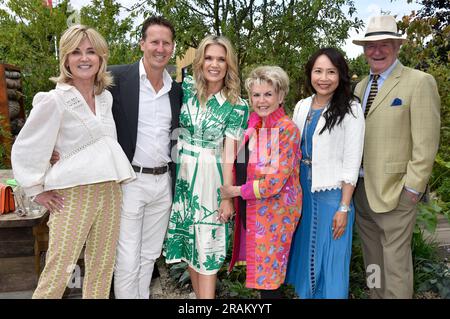 3. Juli 2023 East Molesey, Surrey, Großbritannien. Anthea Turner, Brendan Cole, Charlotte Hawkins, Gloria Hunniford, Chinghe Huang & Johnny Ball an der 2023 RHS H Stockfoto