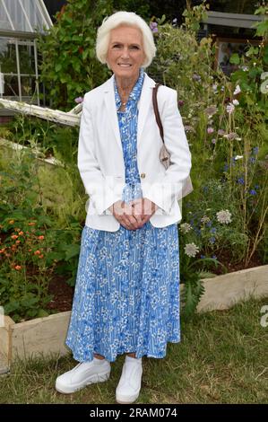 3. Juli 2023 East Molesey, Surrey, Großbritannien. Dame Mary Berry beim Hampton Court Palace Garden Festival 2023. Sue Andrews/Alamy. Stockfoto