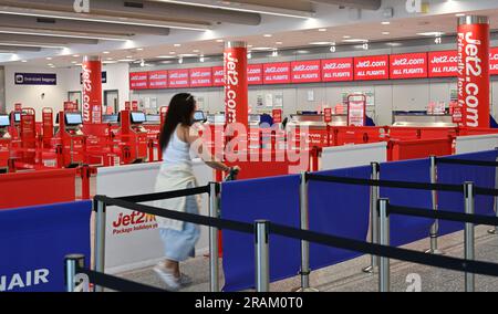 Check-in-Schalter für Flüge und Urlaub im Jahr Jet2 am Flughafen Bristol Stockfoto