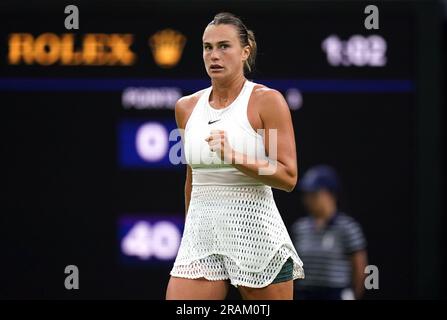 Aryna Sabalenka feiert den Sieg über Panna Udvardy (nicht abgebildet) am zweiten Tag der Wimbledon Championships 2023 im All England Lawn Tennis and Croquet Club in Wimbledon. Bilddatum: Dienstag, 4. Juli 2023. Stockfoto