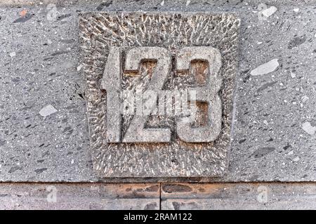 Eins, zwei, drei, Nummer 123, dekorative Zahl auf grauer Oberfläche. Stockfoto