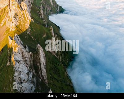 Wolken neben dem Schaeffler-Gebirgskamm swiss, Alpstein, Appenzell Schweiz, einem Gebirgskamm des majestätischen Schaeffler-Gipfels in der Schweiz. Drohne Pho Stockfoto