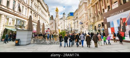 Wien, Österreich - 3. April 2015: Pestsäule und Blick auf die Graben Straße mit Menschen, die in Wien, Österreich, spazieren gehen Stockfoto