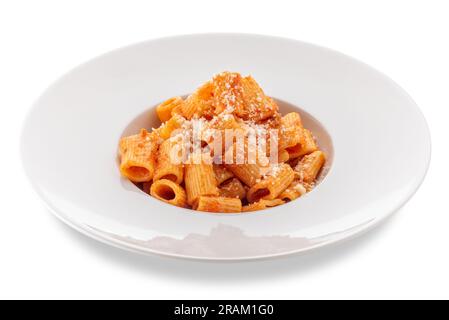 Mezze Maniche Makkaroni mit Soße aus roten Tomaten und geriebenem Parmesankäse auf weißem Teller, isoliert auf weißem Boden, Clipping Path im Preis inbegriffen Stockfoto