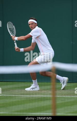 Wimbledon, Royaume Uni. 04. Juli 2023. Arthur Rinderknech während der Wimbledon Championships 2023 am 3. Juli 2023 im All England Lawn Tennis & Croquet Club in Wimbledon, England - Photo Antoine Couvercelle/DPPI Credit: DPPI Media/Alamy Live News Stockfoto