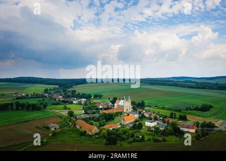 Bobolice, Luftaufnahme des polnischen Dorfes und Heiligtum der Frau von Bobolica, niederschlesische Landschaft. Blick von der Drohne auf die wunderschöne Landschaft mit Stockfoto