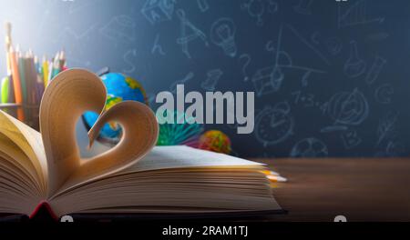 Schulbuch über Schulaufklärungskonzepthintergrund Stockfoto