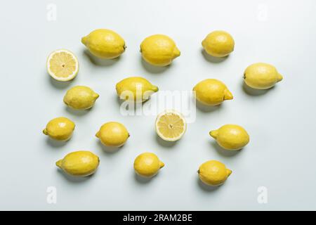 Ein Haufen gelber Zitronen auf hellblauem Hintergrund Stockfoto