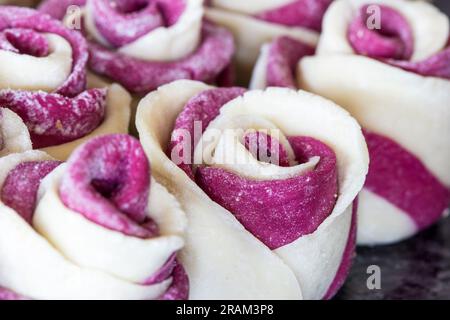 Nahaufnahme der gedünsteten Brötchen in kreativer Rosenform – roh vor dem Dämpfen Stockfoto