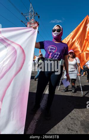 Tegucigalpa, Francisco Morazan, Honduras - 25. November 2022: Honduranische Frauen protestieren am Internationalen Tag zur Beseitigung von Gewalt gegen Stockfoto