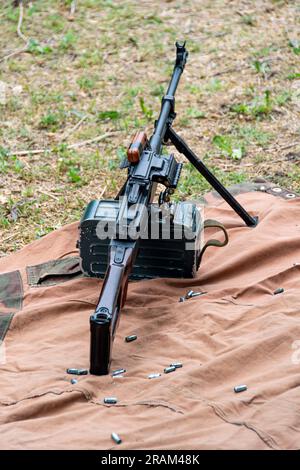 Sowjetisch gefertigte PK-Maschinenpistole und Tarnnetze. Kalaschnikows Maschinengewehr Stockfoto