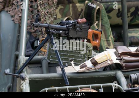 Sowjetisch gefertigte PK-Maschinenpistole und Tarnnetze. Kalaschnikows Maschinengewehr Stockfoto