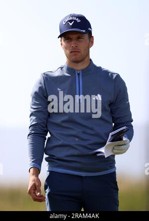 4. Juli 2023; West Lancashire Golf Club, Blundellsands, Liverpool, England: Finale Qualifikation für die Open; Matthew Jordan (eng) studiert den Kursplaner Stockfoto