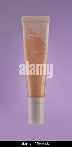 Mansfield, Nottingham, Großbritannien, 4. Juli 2023: Studio-Produktabbildung der Fenty Beauty Foundation, produziert von Rihanne Eigenmarke. Stockfoto