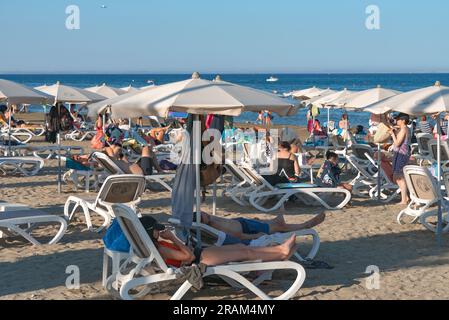 Larnaca, Zypern - 17. Juli 2022: Menschenmassen von Sonnenanbetern am Mackenzie Beach Stockfoto