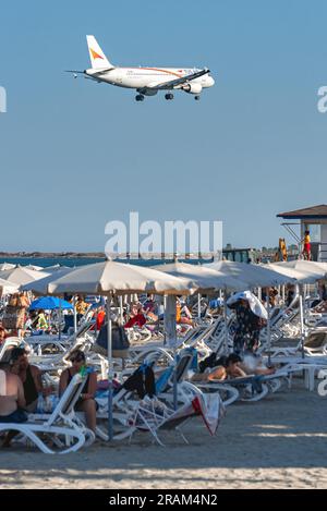 Larnaca, Zypern - 17. Juli 2022: Airbus A320-214 von Tus Air Airlines landet über Mackenzie Beach Stockfoto