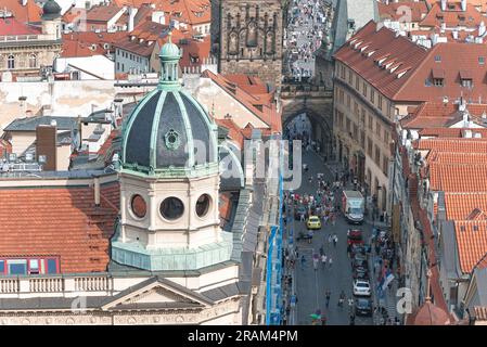 Prag, Tschechische Republik - 14. September 2019: Mostecka-Straße und Karlsbrücke aus Sicht der St.-Nicolas-Kirche Stockfoto