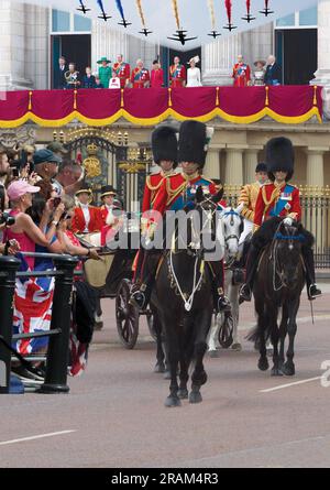 Montage von König Charles III. Und Mitgliedern der Königlichen Familie bei Horseback Trooping the Color Colour The Mall London England Stockfoto