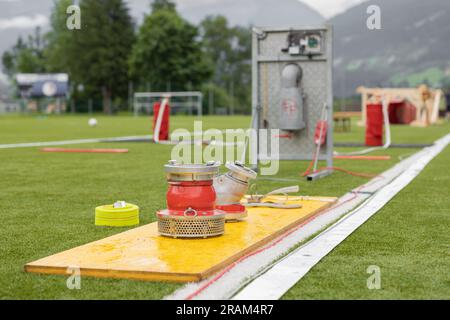 Ausrüstung auf einem grünen Feld für die Ausbildung von Feuerwehren Stockfoto