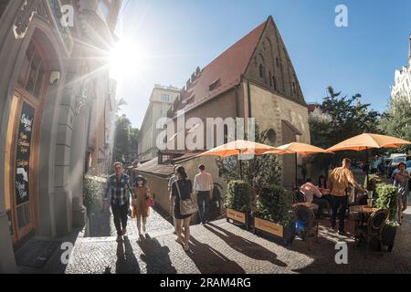 Prag, Tschechische Republik - 16. Mai 2019: Die Alte Neue Synagoge und ein Café im Freien im Josefov-Viertel Stockfoto