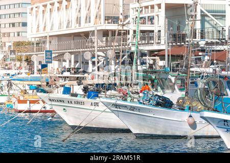 Limassol, Zypern - 06. Januar 2023: Traditionelle zyprische Fischerboote, die im alten Hafen von Limassol festgemacht sind Stockfoto