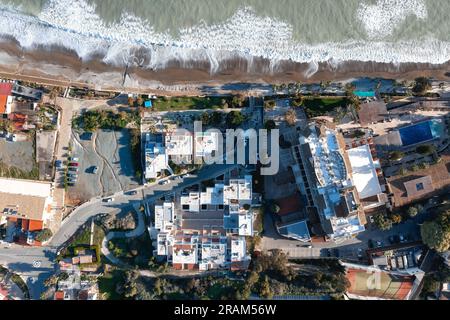 Blick auf das Pissouri Resort Village aus der Vogelperspektive. Bezirk Limassol, Zypern Stockfoto