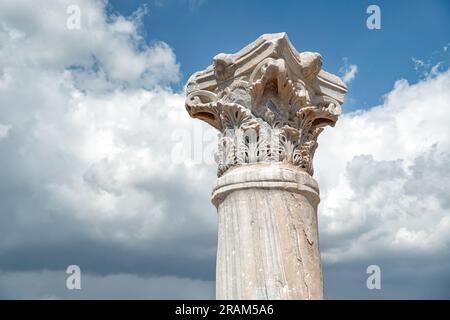 Nahaufnahme einer alten Säule an der Ausgrabungsstätte Kourion. L:imassol District, Zypern Stockfoto