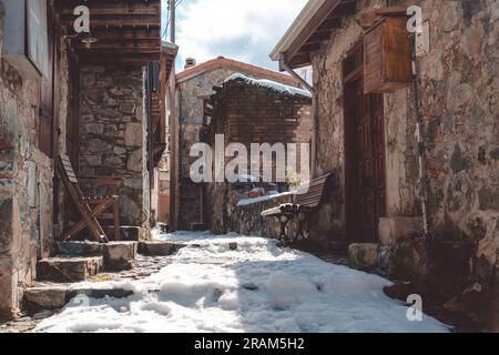 Straße im Bergdorf Askas im Winter. Bezirk Nikosia, Zypern Stockfoto