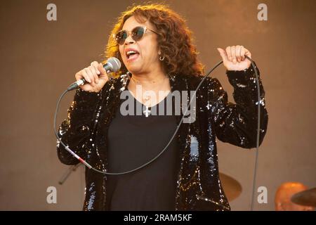 Brighton, East Sussex, Großbritannien. 2. Juli 2023. Candi Staton peformed Love Supreme Festival am 2. Juli 2023. Mit ihren Hits wie „Young Hearts run free“ begeisterte sie die Menschenmassen auf dem Festival in der Nähe von Brighton im Vereinigten Königreich. (Kreditbild: © Rod Harbinson/ZUMA Press Wire) NUR REDAKTIONELLE VERWENDUNG! Nicht für den kommerziellen GEBRAUCH! Stockfoto