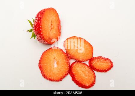 Erdbeerscheiben auf weißem Hintergrund Stockfoto