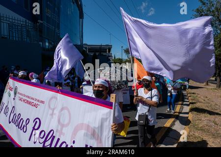 Tegucigalpa, Francisco Morazan, Honduras - 25. November 2022: Mehrere Frauen mit Flaggen marschieren zum Internationalen Tag zur Beseitigung von Gewalt Stockfoto