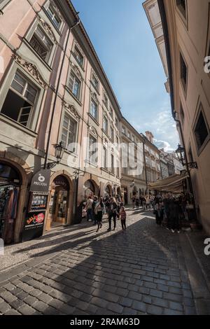 Prag, Tschechische Republik - 25. Mai 2017: Überfüllte Touristenstraße im historischen Zentrum von Prag Stockfoto