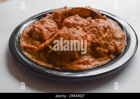 Köstliches würziges Kartoffelcurry, auch bekannt als Aloo ki sabji, indische Beilage Stockfoto