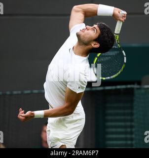 Wimbledon. Carlos Alcaraz aus Spanien. 04. Juli 2023. In Aktion während der ersten Runde gegen Jeremy Chardy von Frankreich während der Eröffnung in Wimbledon. Kredit: Adam Stoltman/Alamy Live News Stockfoto