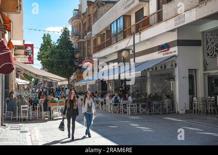 Nikosia, Zypern - 13. April 2015: Blick auf die Ledra-Straße mit zwei Ladenbesuchern Stockfoto