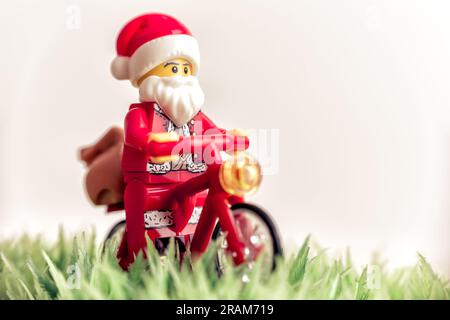 Der Weihnachtsmann fährt Fahrrad. Weihnachtskonzept. Zur Veranschaulichung. 01. Juli 2023 Stockfoto