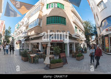 Nikosia, Zypern - 13. April 2015: Leute, die an Cafés und Restaurants in der Ledra Street spazieren gehen Stockfoto