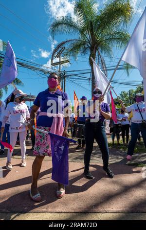 Tegucigalpa, Francisco Morazan, Honduras - 25. November 2022: Honduranische Frauen mit weißen Flaggen marschieren zum Internationalen Tag zur Eliminierung von V. Stockfoto