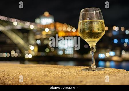 Ich trank abends Weißportwein in einem Restaurant in Porto am Fluss mit schöner Aussicht. Stockfoto