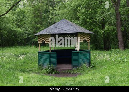 Sommerhaus im Wald, Frühlingswald-Atmosphäre Stockfoto