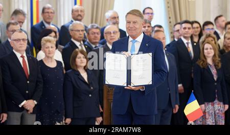 Bukarest, Rumänien. 4. Juli 2023: Der rumänische Präsident Klaus Iohannis unterzeichnet die Bildungsgesetze im Cotroceni-Palast, dem Sitz des rumänischen Ratsvorsitzes. Die Bildungsgesetze sind Teil des „gebildeten Rumäniens“, des vom rumänischen Präsidenten Klaus Iohannis im Dezember 2018 initiierten nationalen Projekts mit dem Ziel für 2030. Kredit: Lucian Alecu/Alamy Live News Stockfoto