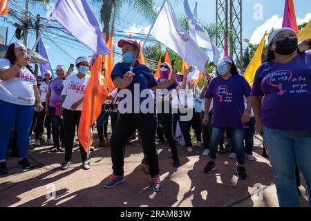 Tegucigalpa, Francisco Morazan, Honduras - 25. November 2022: Honduranische Frauen mit weißen und orangefarbenen Flaggen marschieren zum Internationalen Tag des Elimi Stockfoto