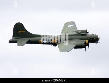 Boeing B-17G Flying Fortress namens Sally B auf dem Headcorn Air Display 2023 Stockfoto