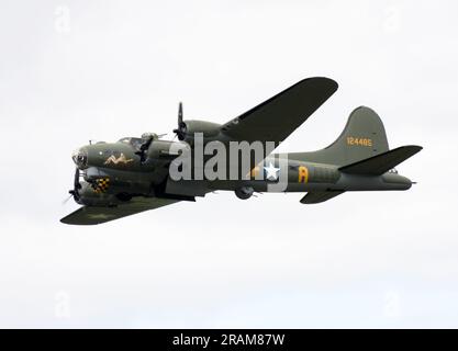 Boeing B-17G Flying Fortress namens Sally B auf dem Headcorn Air Display 2023 Stockfoto