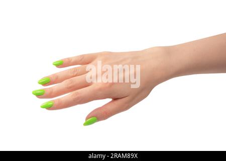 Die Hand einer Frau mit grünen Nolen hält ein winziges oder dünnes Objekt, isoliert auf weißem Hintergrund. Stockfoto