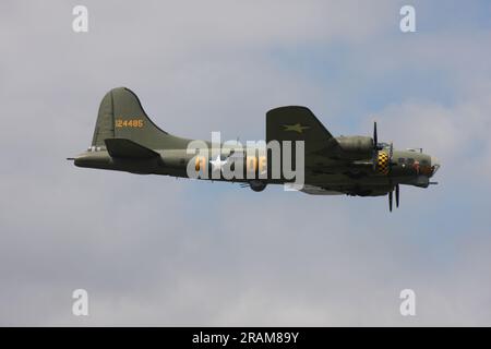 Boeing B-17G Flying Fortress namens Sally B auf dem Headcorn Air Display 2023 Stockfoto