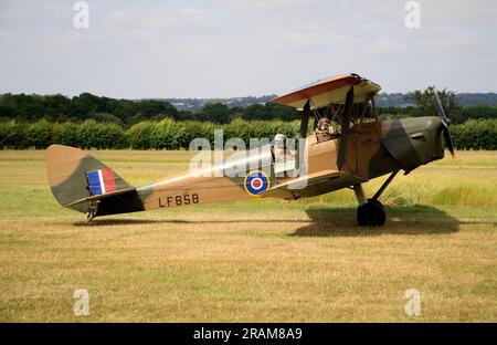 Ein De Havilland DH-82B Queen Bee am Headcorn Aerodrome Kent England Stockfoto